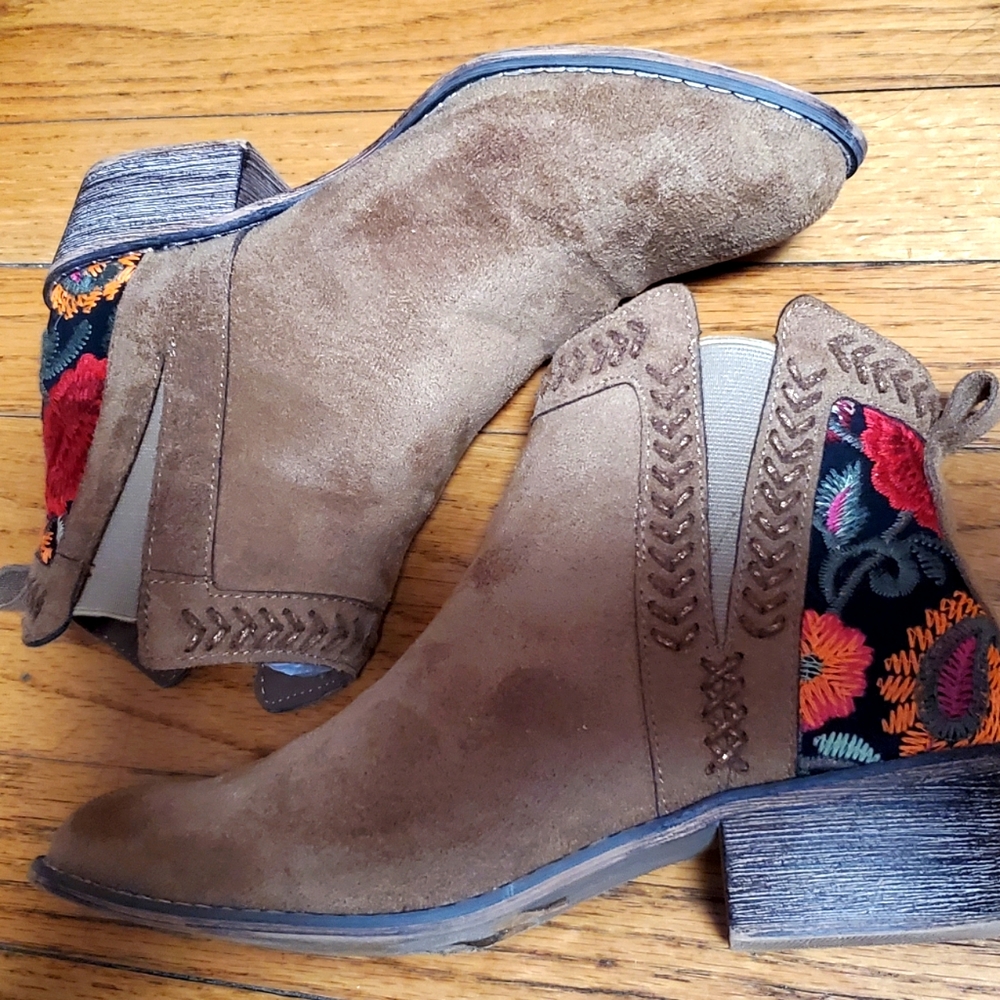 Size 7.5 Lovell Boots in Camel intricate Embroidered bootie